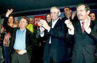 Enrique Le&oacute;n, candidato do PSdeG, &aacute; beira de Touri&ntilde;o