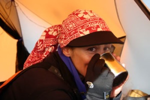 Chus Lago aquecendo o corpo contra o fr&iacute;o ant&aacute;rtico