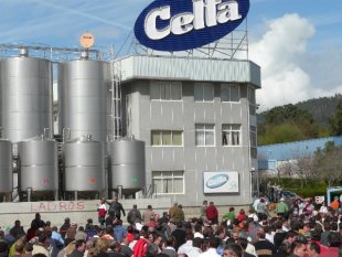 Protesta diante da f&aacute;brica de leite Celta, o 13 de marzo