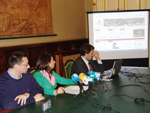 No centro, a concelleira Marta &Aacute;lvarez Santullano. &Aacute; beira, Xes&uacute;s Rodr&iacute;guez Castro e Lois Rodr&iacute;guez