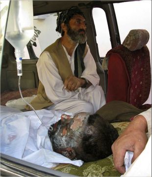 Un home ferido no bombardeo &eacute; trasladado ao hospital