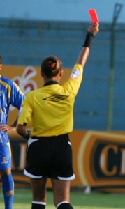 Por sorte, cada vez &eacute; m&aacute;is normal ver unha muller arbitrando un partido de f&uacute;tbol