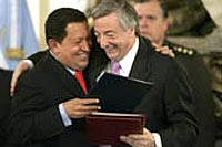 Hugo Ch&aacute;vez e N&eacute;stor Kirchner, tras asinar o TSE