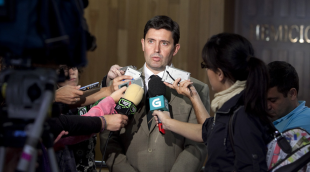 O conselleiro de Medio Rural, Samuel Ju&aacute;rez, este martes nos corredores do Parlamento / Imaxe: Xo&aacute;n Crespo