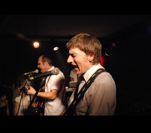 Piti Sanz e Lu&iacute;s Tosar, nunha actuaci&oacute;n do seu grupo The Ellas