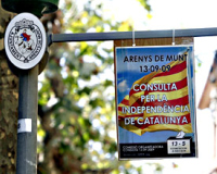 Cartaz nunha r&uacute;a da vila