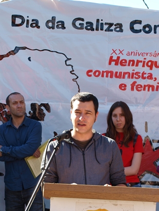 Alberte Mo&ccedil;o, o pasado 11 de outubro, D&iacute;a da Galiza Combatente. Detr&aacute;s, &aacute; esquerda, Maur&iacute;cio Castro