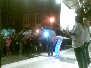 Feijoo sa&uacute;da ao p&uacute;blico presente na Praza do Toural