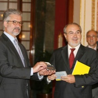 O ministro de Econom&iacute;a, Pedro Solbes, fai entrega do proxecto de lei ao presidente do Congreso dos Deputados espa&ntilde;ol, Manuel Mar&iacute;n, este martes