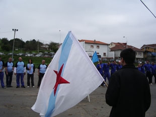 As selecci&oacute;ns nacionais, escoitando os respectivos himnos
