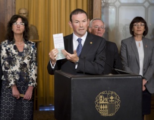O lehendakari Ibarretxe, na presentaci&oacute;n das preguntas do referendo