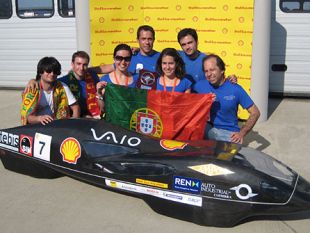 Os respons&aacute;beis do eco-veh&iacute;culo, na proba do Reino Unido / ecoveiculo.com