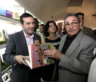 Lu&iacute;s Bar&aacute; (esquerda), con Ra&uacute;l Castro na inauguraci&oacute;n da Feira. En segundo termo, &Aacute;nxela Bugallo / Nacho V&aacute;zquez