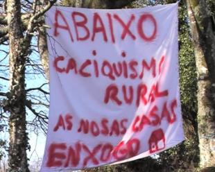 Pancartas de protesta contra a recualificaci&oacute;n