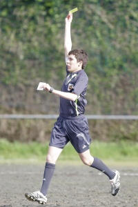 Un &aacute;rbitro novo amosa o cart&oacute;n amarelo a un xogador