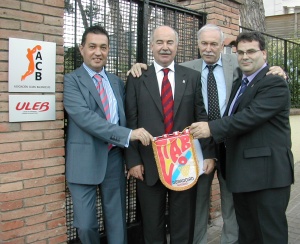 A delegaci&oacute;n do Obradoiro, este luns na sede da ACB