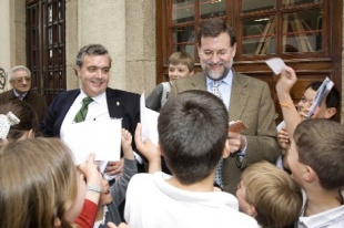 Xo&aacute;n Juncal (esquerda), co presidente do Partido Popular, Mariano Rajoy, en Ferrol o pasado mes de maio