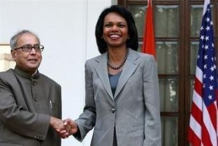 Condoleezza Rice, co primeiro ministro indio, Manmohan Singh (arriba) e co seu hom&oacute;logo, o de Exteriores, Pranab Mukherjee, esta fin de semana en Nova Deli