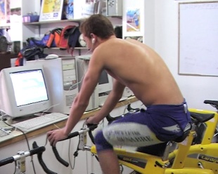 Puidemos ver &aacute;s mozas e aos mozos nadando, correndo e andando en bicicleta