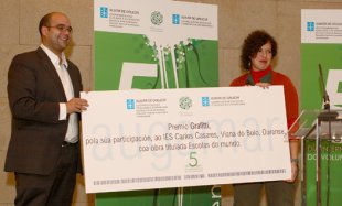 Rub&eacute;n Cela entrega o premio Graffiti