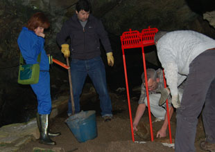 Momento da instalaci&oacute;n da peza de M&oacute;nica Alonso