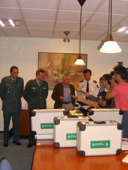 Alberte Blanco, no centro, na entrega dos primeiros malet&iacute;ns esta terza