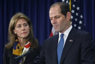 Eliot Spitzer, acompa&ntilde;ado pola s&uacute;a muller, esta cuarta feira