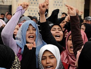 Mulleres afg&aacute;s manifestanto o seu descontento coa nova lei