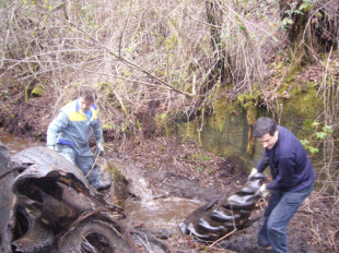 Xuntando o lixo en Lal&iacute;n