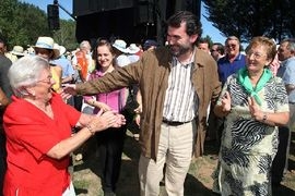 Anxo Quintana, nunha xuntanza con maiores en Melide o pasado ver&aacute;n