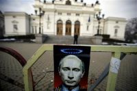 Cartaz fronte ao parlamento de Bulgaria, pa&iacute;s afectado polo conflito