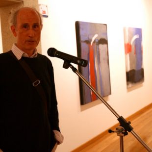 Ant&oacute;n Goyanes, diante dalgunha das s&uacute;as obras