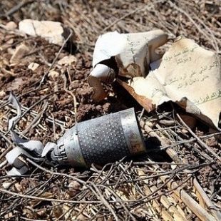 As bombas en acio saen expulsadas e disp&eacute;rsanse pola zona na que caeron, podendo estourar mesmo anos despois de seren deitadas