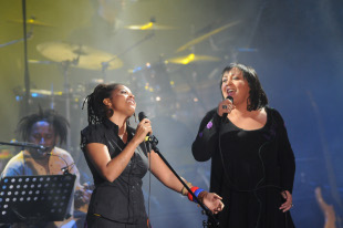 Sara Tavares e Ux&iacute;a