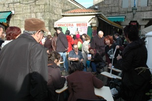 As aulas na r&uacute;a espertaron a expectaci&oacute;n dos usuarios de Praza de Abastos / Fotos: IGC