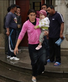 Alg&uacute;ns dos veci&ntilde;os que deixaron as s&uacute;as vivendas por mor dos ataques racistas