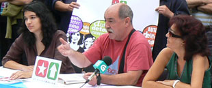 Br&aacute;ulio Amaro, no centro, xunto con Charo L&oacute;pes (esquerda) e  Bea Dold&aacute;n (dereita) na presentaci&oacute;n de Causa Galiza, en Compostela