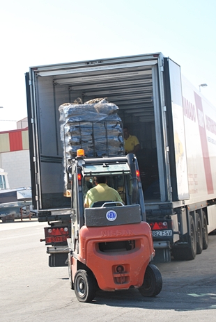 20 mil quilos de mexil&oacute;n sa&iacute;ron este luns para a depuradora de Bueu / Fotos: J&eacute;ssica Beiroa