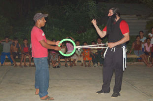 A V expedici&oacute;n de Pallasos en Rebeld&iacute;a durante as s&uacute;as actuaci&oacute;ns