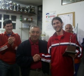 Markytos, da Conferencia NorLeste, sostendo o trofeo de campi&oacute;n absoluto de 2008