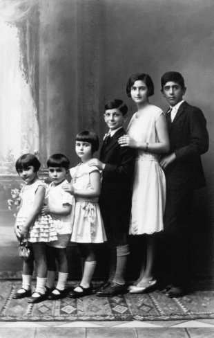 Tres das imaxes da exposici&oacute;n