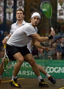 Borja, prepar&aacute;ndose para bater unha bola