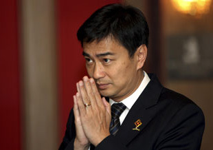 O primeiro ministro tailand&eacute;s, Abhisit Vejajjiva, decretou o domingo o estado de emerxencia