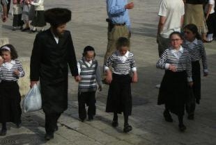 M&uacute;sica, fogos de artificio e rezos forman parte das celebraci&oacute;ns destes d&iacute;as / Foto: Moncho Iglesias