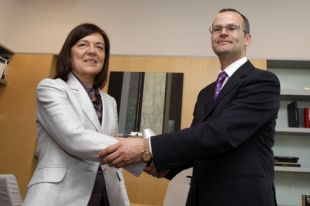 En foto de arquivo, Xes&uacute;s V&aacute;zquez coa s&uacute;a antecesora no cargo, Laura S&aacute;nchez Pi&ntilde;&oacute;n