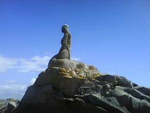 Estatua de serea na illa de S&aacute;lvora (Ribeira)