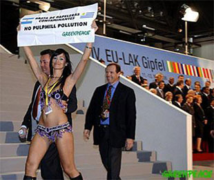 Entre as orixinais protestas contra as celulosas, Evangelina Carrozo amosou un cartaz diante dos l&iacute;deres que asist&iacute;an ao cumio de Viena