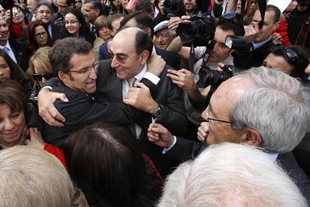 O famoso "abrazo do Obradoiro" entre S&aacute;nchez Gal&aacute;n, presidente de Iberdrola, e Feijoo / Foto: iberdrola.es