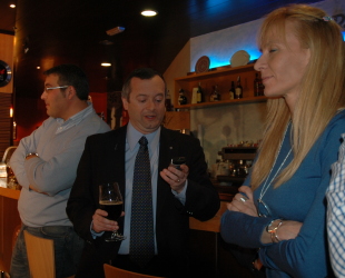 Grande expectaci&oacute;n na sede do PPdeG en Compostela