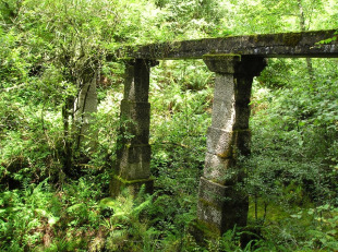 Outro testemu&ntilde;o antropol&oacute;xico son os acuedutos ou regad&iacute;os